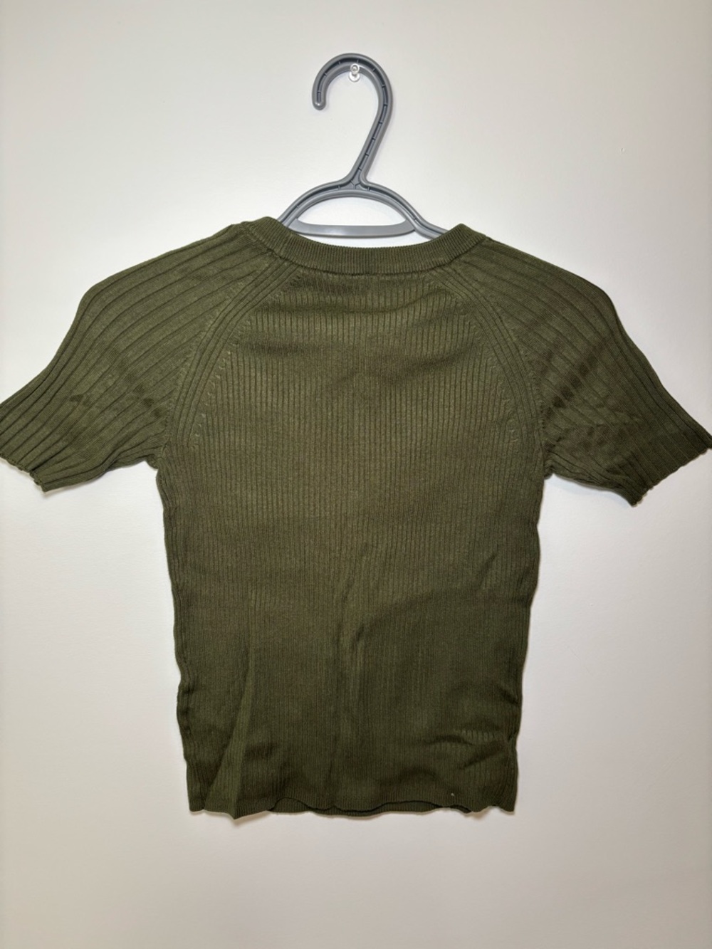 🌿 H&M Divided Textured Green Knit Tee - Size S - Picture 2 of 3